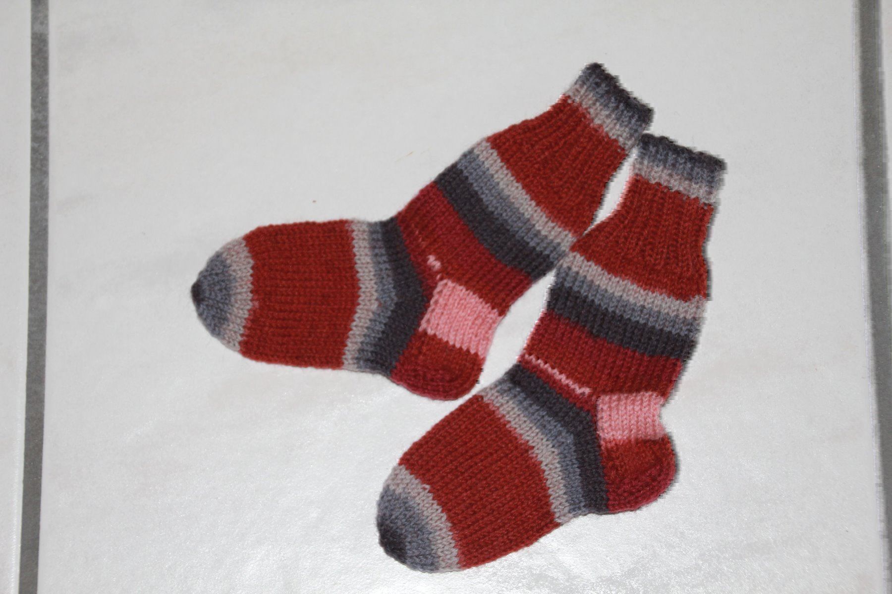 Calze per bambini: Handgestrickte Kindersocken Grösse 20 – Nuovo e nell'imballaggio originale da Wallenwil venduto da Sahron