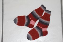 Handgestrickte Kindersocken Grösse 20