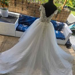 Luxuriöses Brautkleid mit Spitze & langer Schleppe Gr. 36 NP