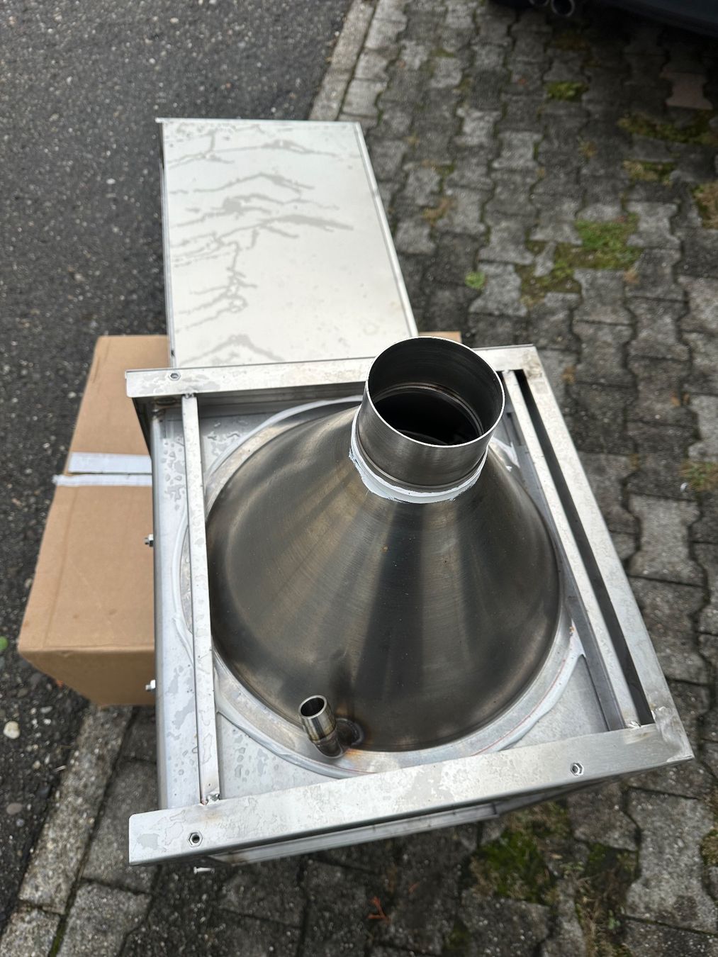 Tische: Chromstahltisch mit Trichter – Gebraucht aus Thalheim AG von lucecc 3