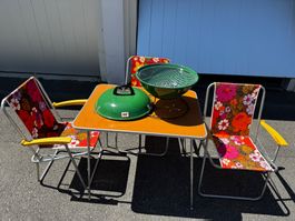 RETRO Campingtisch und Klappstühle mit Grill