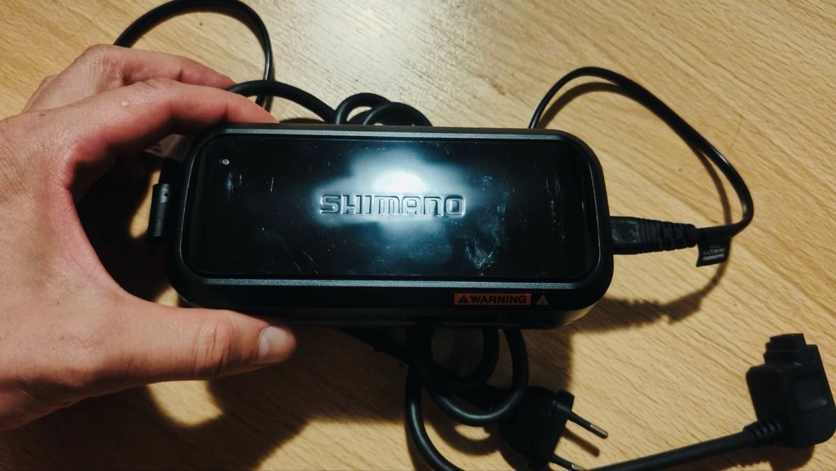 Shimano Caricabatterie: Shimano E-Bike Ladegerät 2 Ampere – Nuovo e nell'imballaggio originale da Birmensdorf ZH venduto da The_Bike_Hub