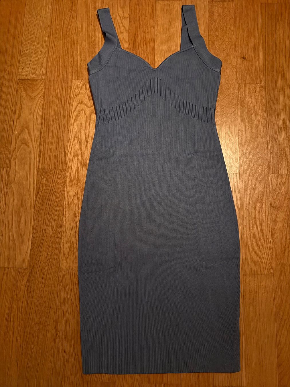 Guess Vestiti: Ganz neues Kleid von Guess – Nuovo (secondo la descrizione) da Pratteln venduto da Claudi66