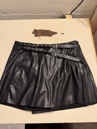 Skort Lederoptik schwarz mit Schnallen Grösse M
