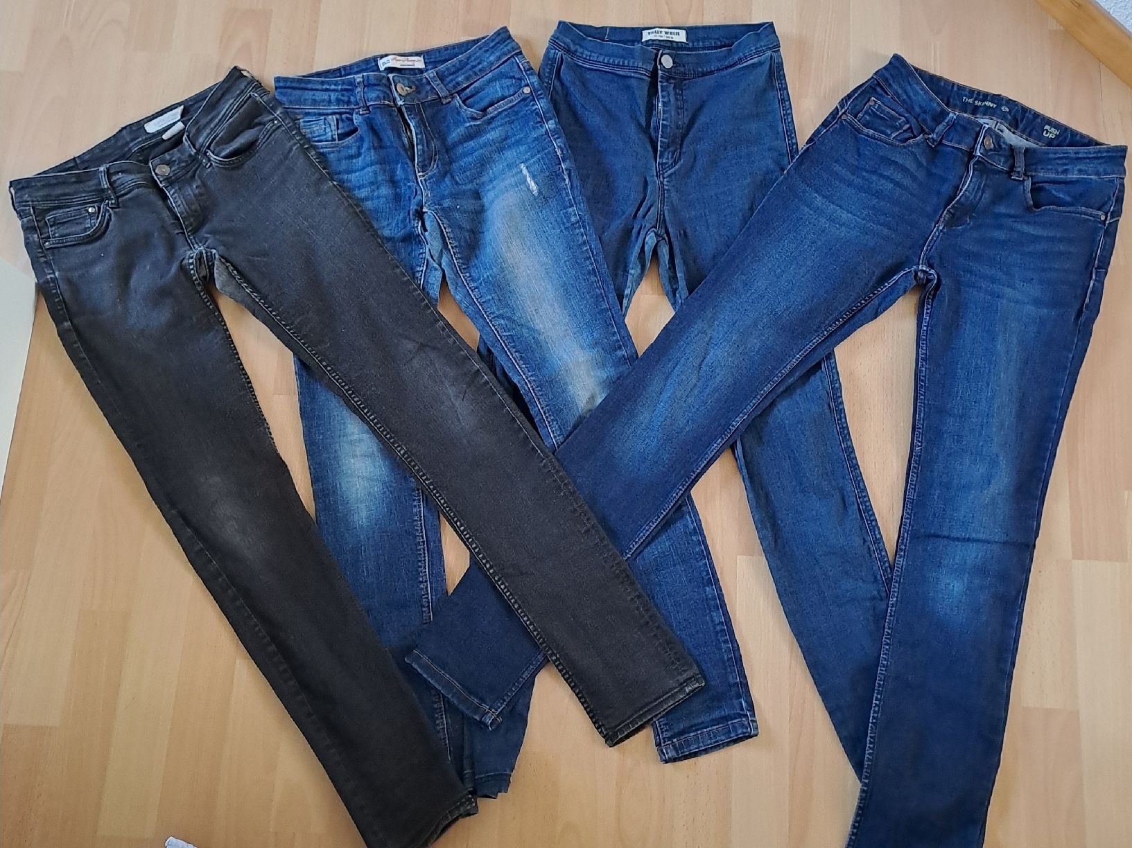 Lotti di vestiti: Skinny-Jeans Kleiderpacket gr. 34 – Usato da Rothenburg venduto da 123odermatt