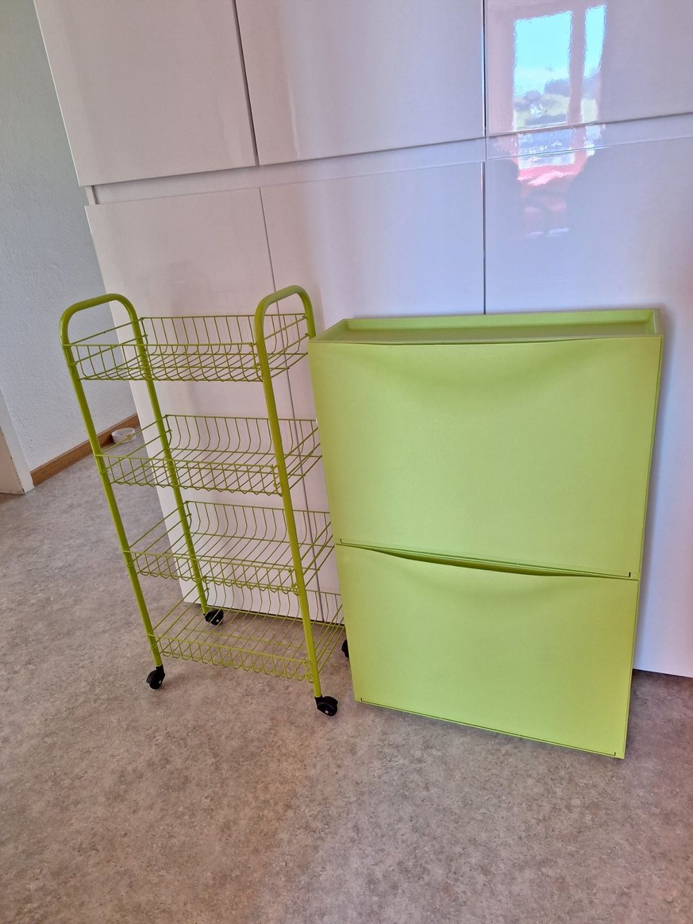Scaffali: Grünes Regal mit Rollen & 2er Schubladenmöbel – Usato da Worb venduto da nfsolutions