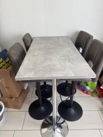 Modernes Barset mit 4 Barhockern
