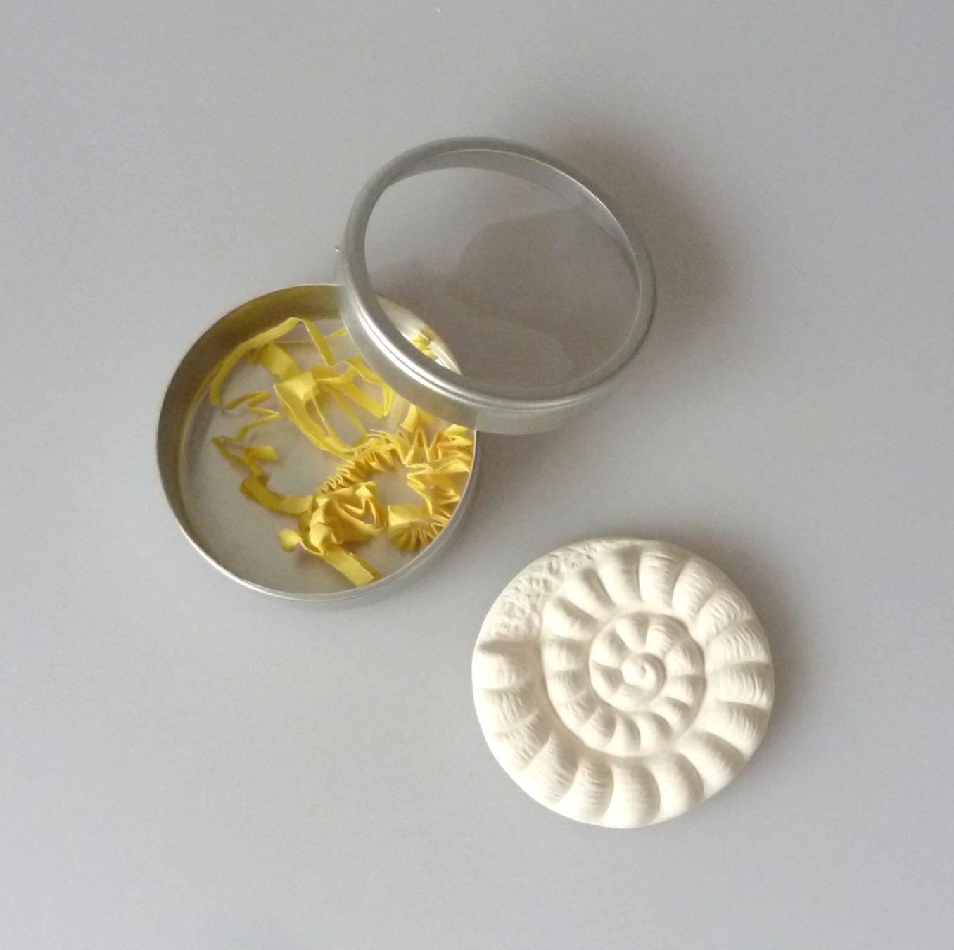 Diffusori di oli essenziali: Duftkeramik - Ammonit in Dose (Reise) – Nuovo e nell'imballaggio originale da Mauren venduto da Yeelen 1