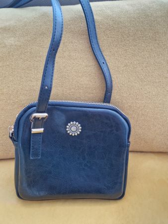 Sac à bandoulière noir élégant et compact - parfait ✨
