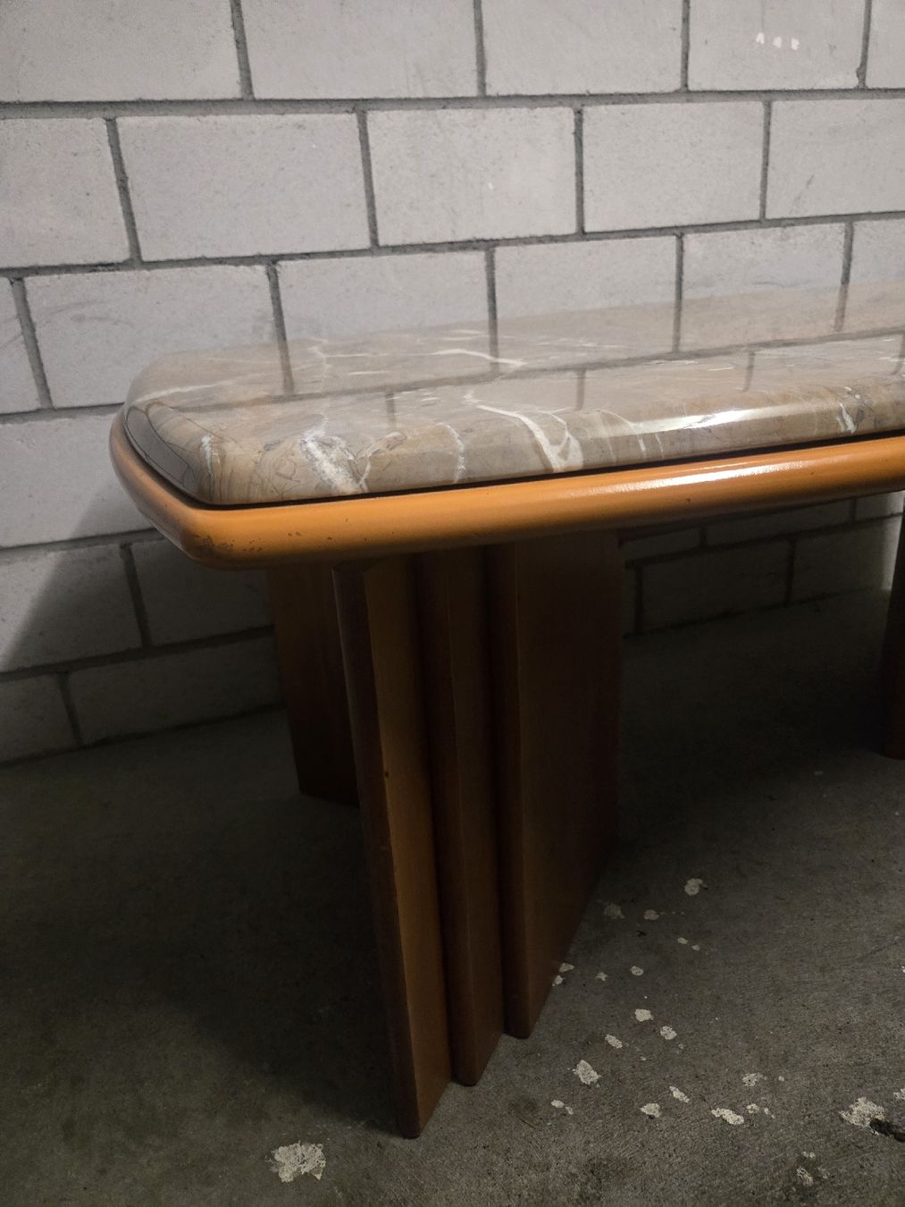 Tavoli: Marmor-Tisch mit Holzfuss, Top Design – Usato da Sennwald venduto da RobinVKT 3