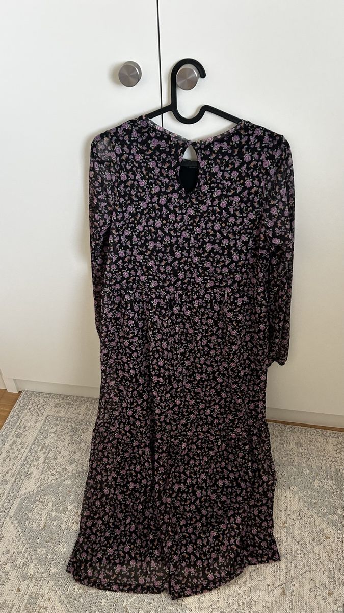 Pull&Bear Robes: Mesh-Kleid PULL&BEAR , geblümt, schwarz /lila, Grösse S – D'occasion à Neuenkirch par Bettinaverena 2