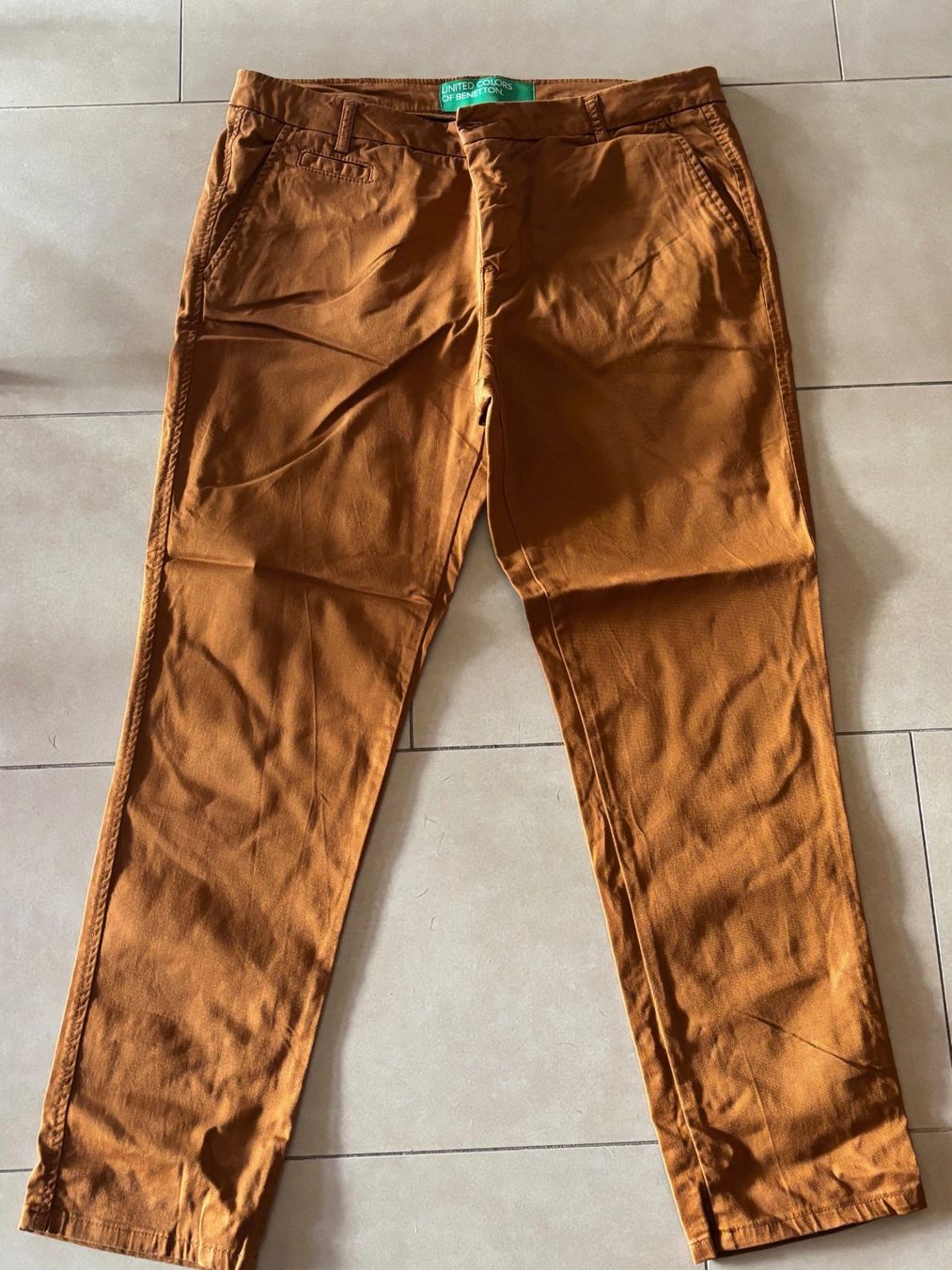 Benetton Pantaloni: Pantalon en coton couleur ocre, taille 42 – Usato da Grand-Lancy venduto da hip_2rbd