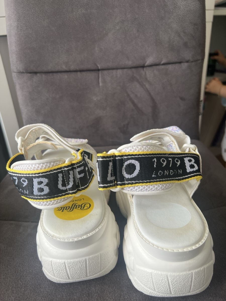 Buffalo Damenschuhe: Buffalo Sandalen weiss Grösse 39 – Gebraucht aus Geroldswil von leo_x9p8 2