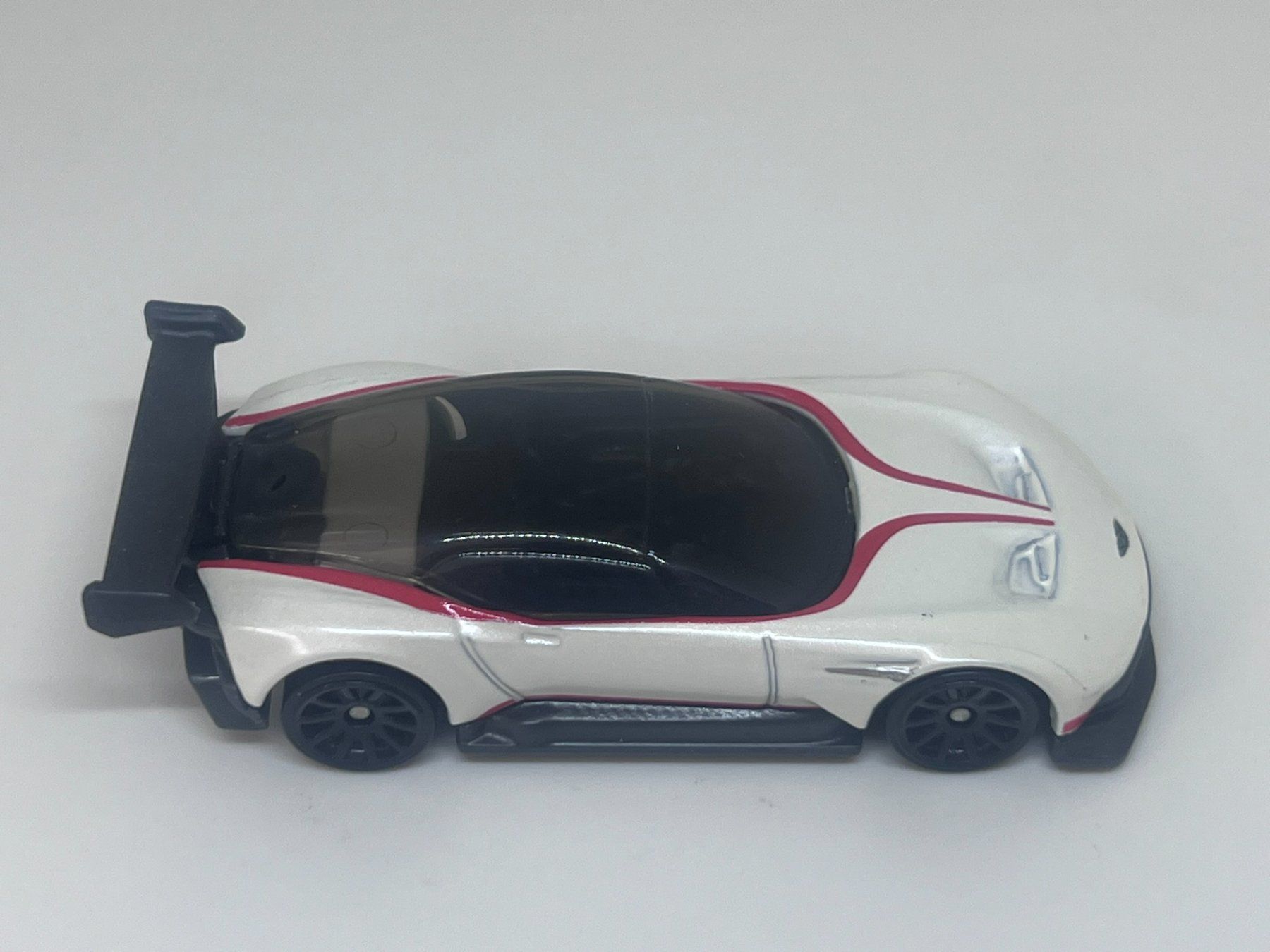 Hot Wheels Modellini d'auto: Hot Wheels Aston Martin Vulcan #67 – Usato da Wildegg venduto da LaaBoutique 1