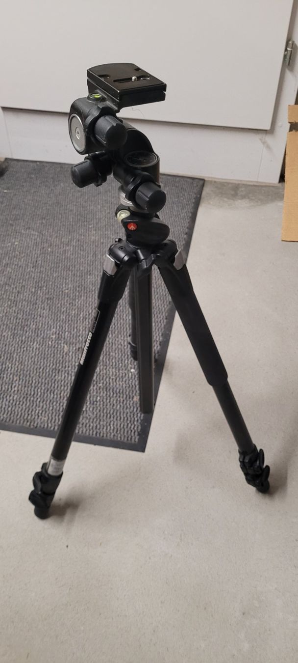 Manfrotto Treppiedi & Teste: Manfrotto Stativ, guter Zustand – Usato da Brittnau venduto da fra_6k66
