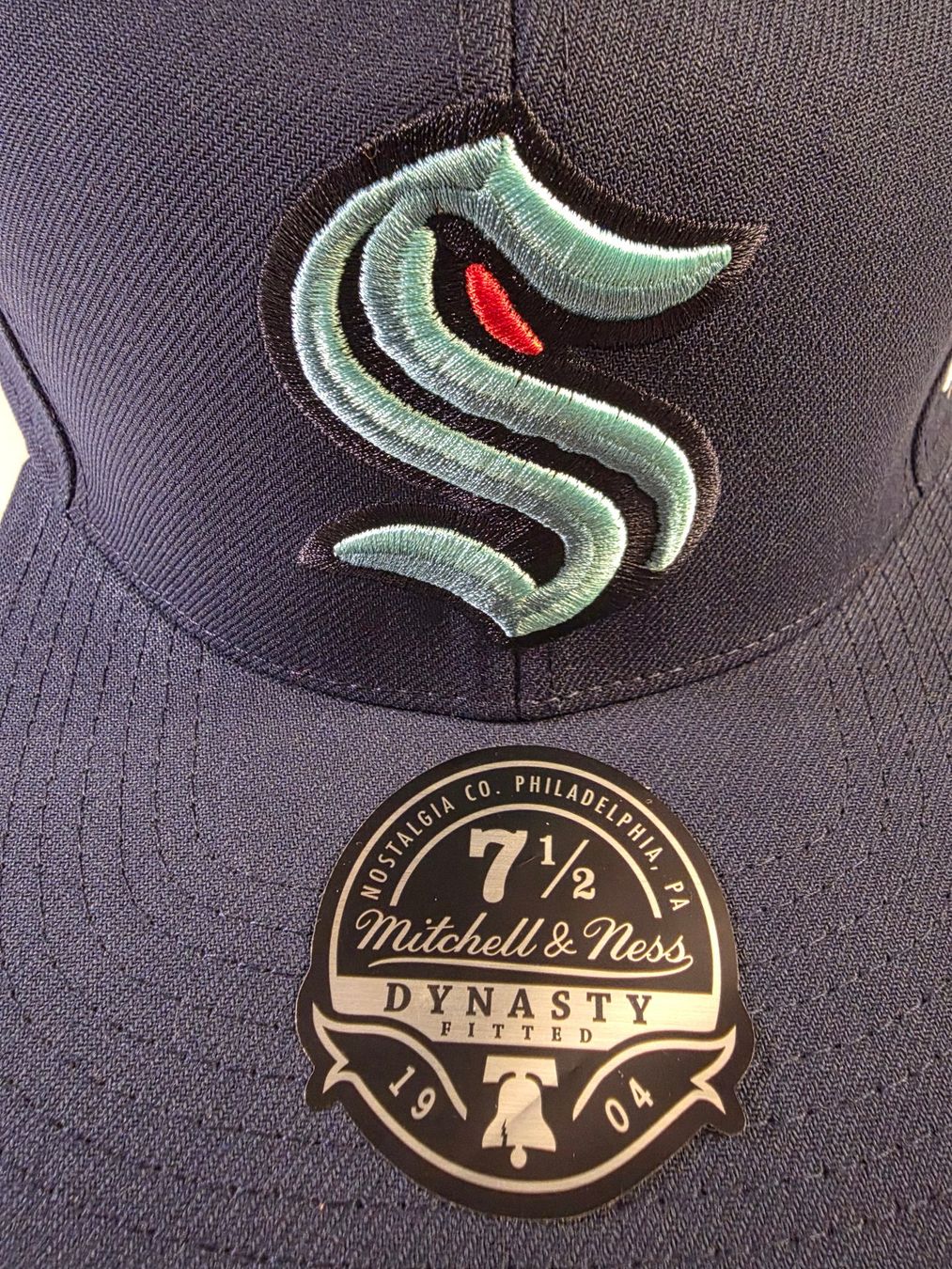 Mitchell & Ness Copricapi, berretti & cappellini: Cap Mitchell & Ness Dynasty Fitted 7 1/2 Seattle Kraken – Nuovo e nell'imballaggio originale da Mörigen venduto da Gadgeteer 4