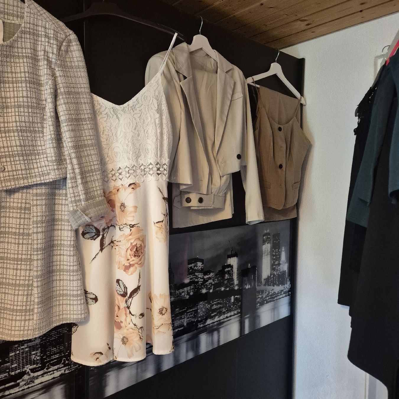 Lotti di vestiti: Damenkleider – Usato da näfels venduto da vrenit 1