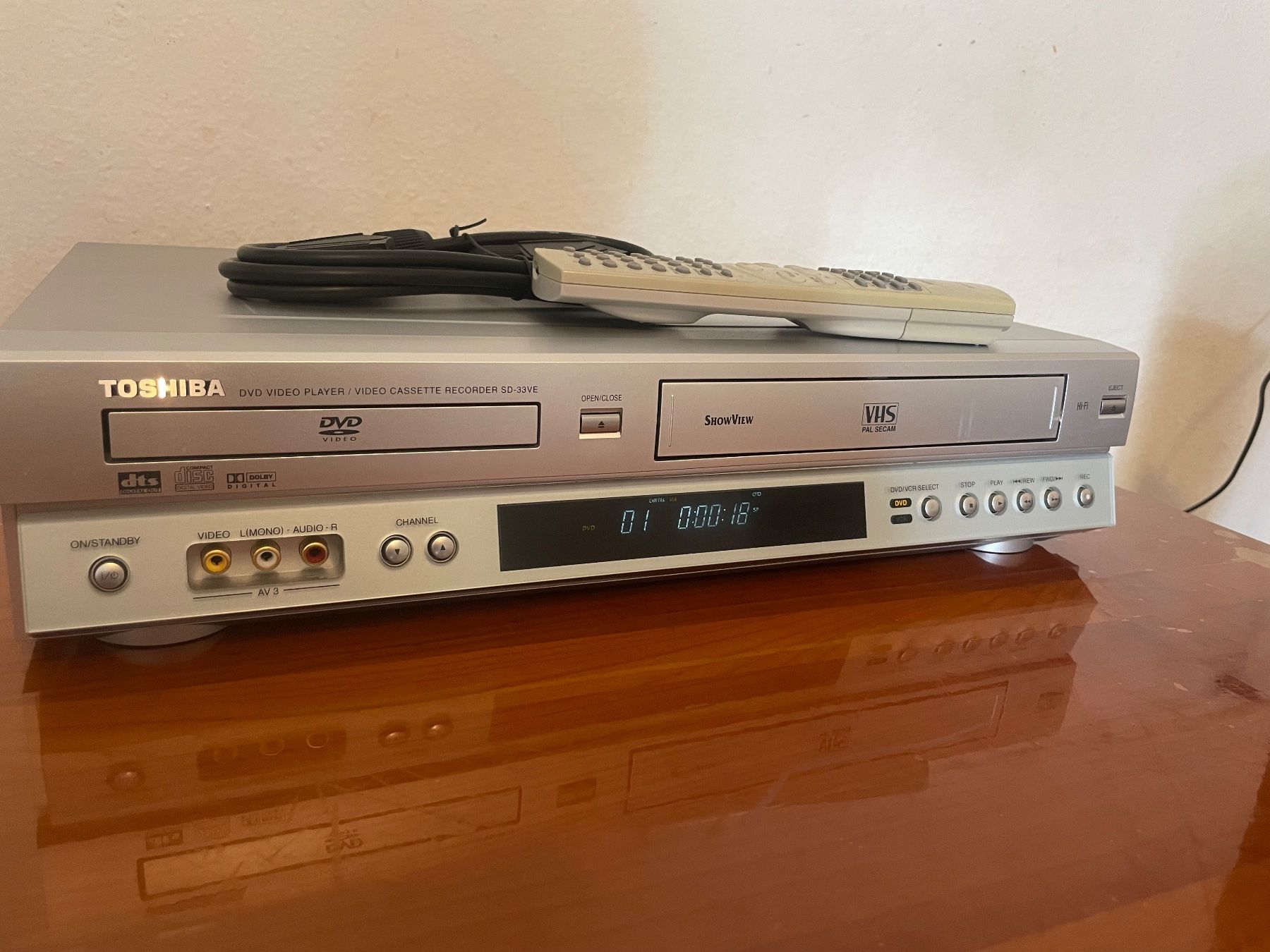 Toshiba Aufnahmegeräte: Toshiba SD-33VE VHS / DVD Kombination Mit FB – Gebraucht aus Zürich von