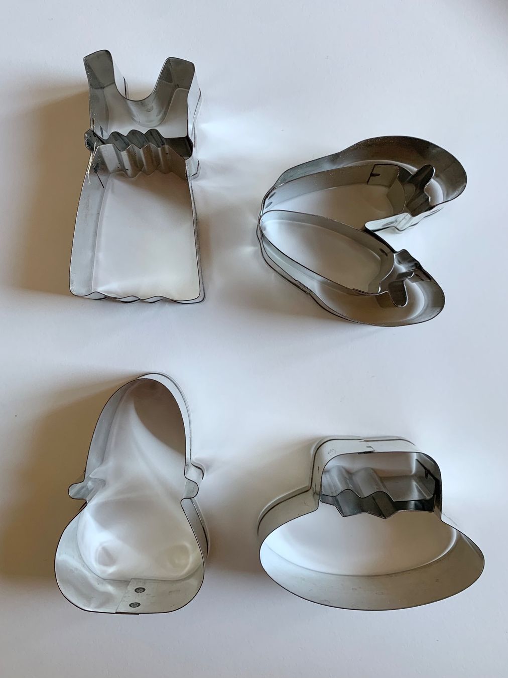 Teglie da forno: Guetzliform Ausstechform Set - Hut, Kleid, Tasche, Schuhe – Usato da Zürich venduto da Leonieonie. 1