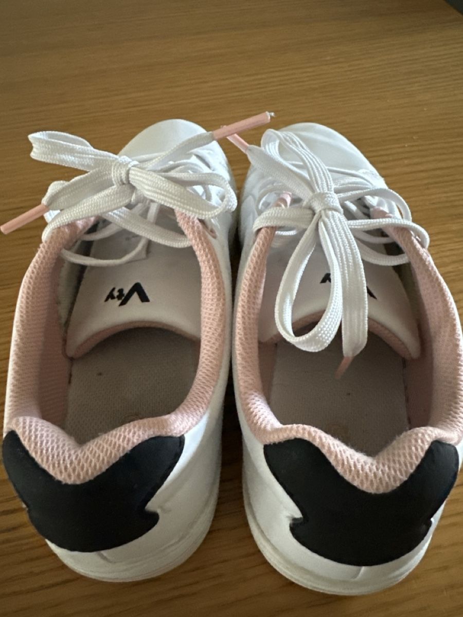 Damenschuhe: Vty Damensneakers 39 – Gebraucht aus Davos Platz von Anakonda1 2