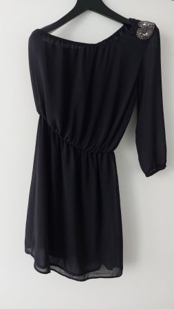 Schönes One-Shoulder-Kleid mit Applikation auf Schulter