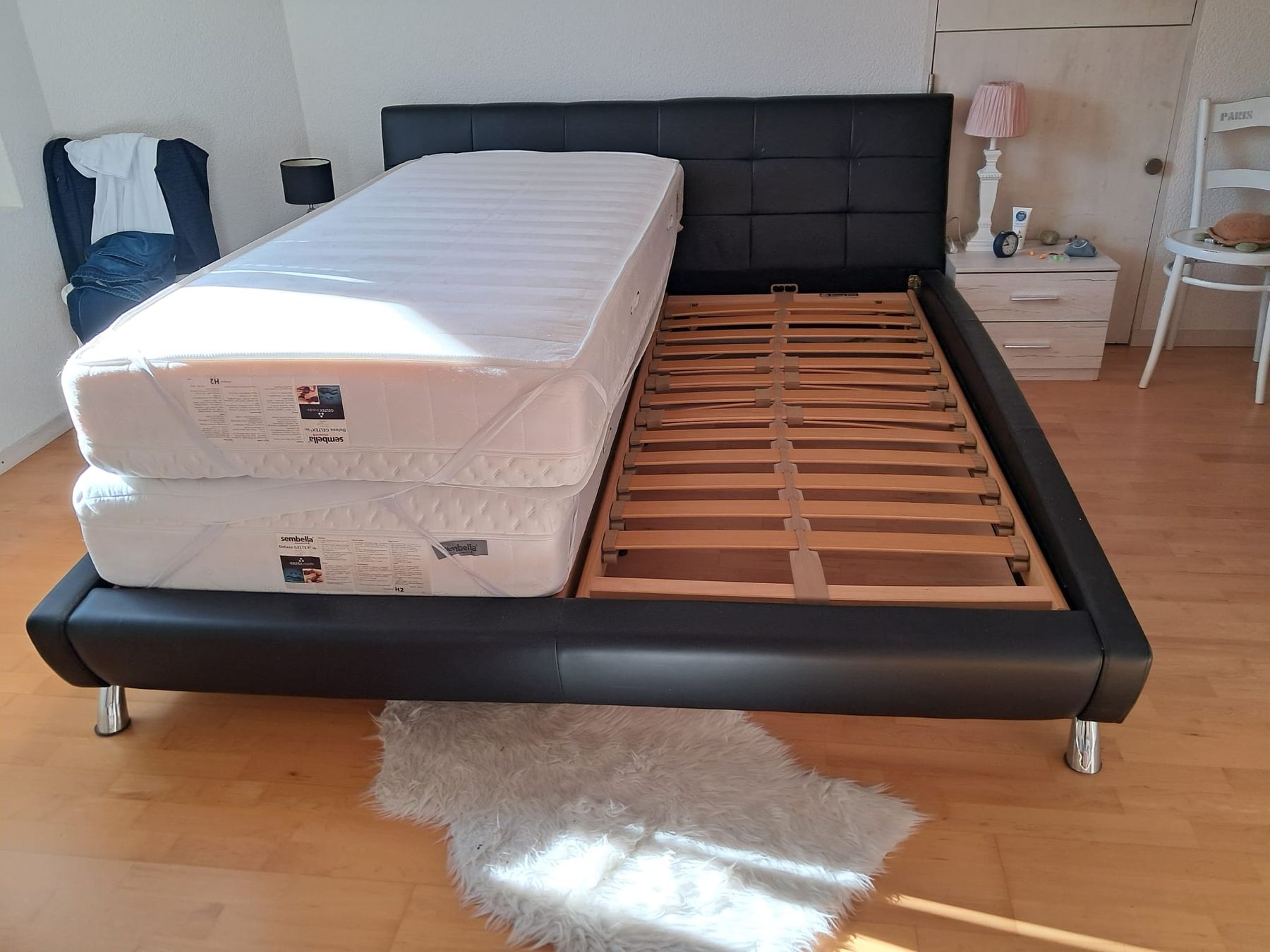 Letti: Schwarzes Doppelbett mit Lattenrost und Matratzen – Usato da Worb venduto da StreetChilla 1