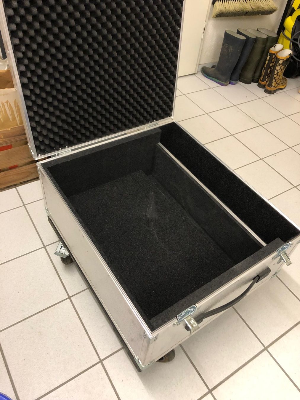Valigie: Robuster Alukoffer/Transportbox (fahrbar) – Usato da Widen venduto da Himan 2