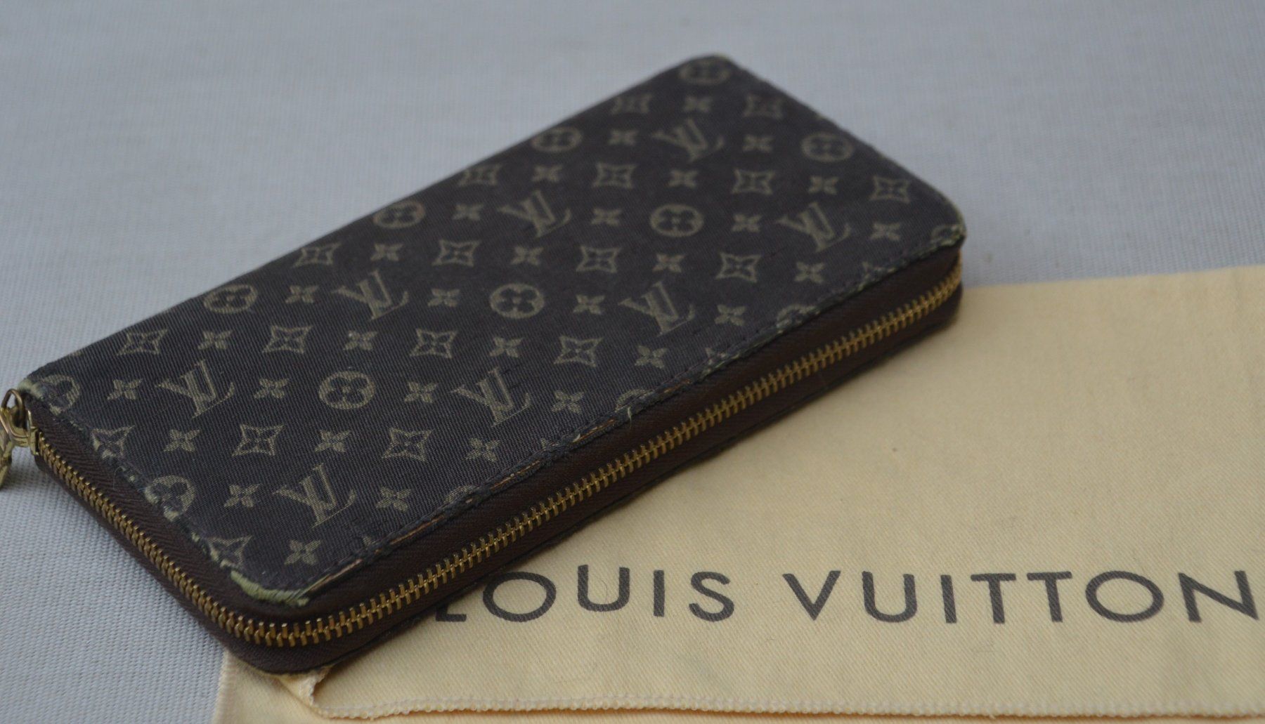 Louis Vuitton Portamonete: Louis Vuitton Ebene Monogram Mini Lin Zippy Wallet – Usato da Collonges venduto da arashee 1