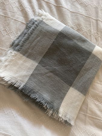 Scarf grey and white