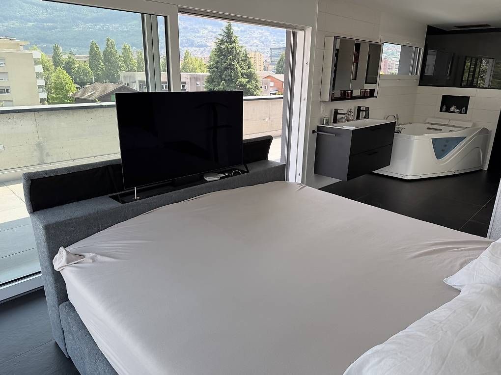 Letti: Lit Boxspring électrique avec Télévision incorporée – Usato da Monthey venduto da montheyenvalais 1