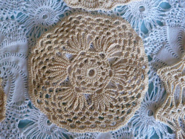 Altra biancheria da tavola: 7 Häkeldeckeli, beige, Handarbeit, Boho-Style – Usato da Nunningen venduto da Ave51 5