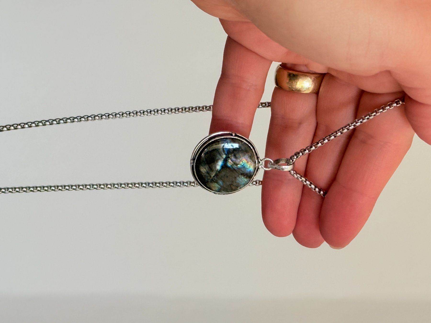 Ketten: Collier avec pendentif labradorite – Neu und originalverpackt aus Genève von AGBERG 3