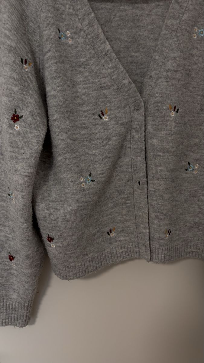 Pieces Maglioni & Felpe: Pieces Strickjacke, grau mit Blumenmuster, Gr. L – Usato da Jona venduto da Bxmarija002 2