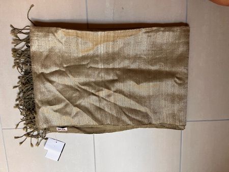 Sciarpa Fabindia seta dorata con frange nuova mai usata