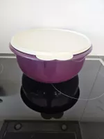 Bol Tupperware violet avec couvercle