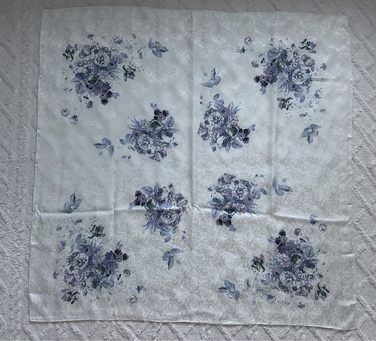 Foulard & Sciarpe: Grosser Seiden Foulard – Nuovo (secondo la descrizione) da Zollikon venduto da pan_8jtm 1