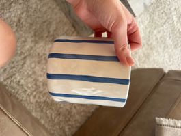Schöne Keramik Übertopf blau-weiss Streifen