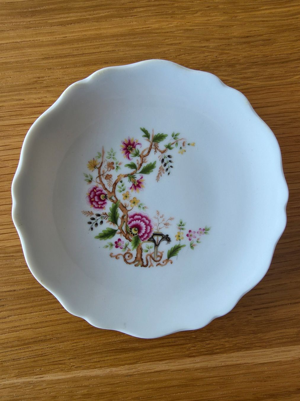 Piatti: Assiette plate décor floral, bord ondulé – Nuovo (secondo la descrizione) da Onnens VD venduto da Bleuet06