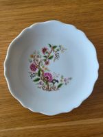 Assiette plate décor floral, bord ondulé