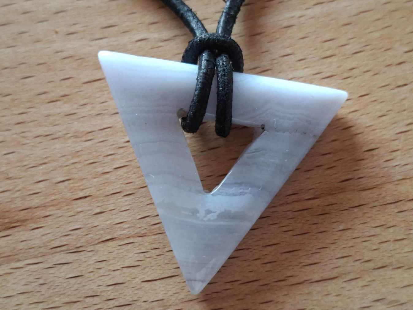 Catenine: Halskette mit Chalcedon-Triangel – Usato da Gattikon venduto da jeansgli 1