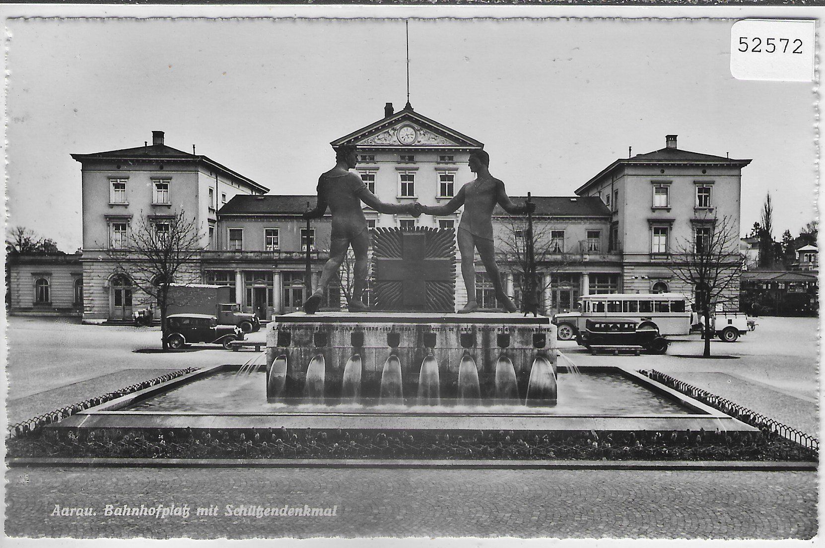 Cartoline postali: Aarau - Bahnhofplatz mit Schützendenkmal - Postauto – Usato da Ettingen venduto da Kartenplanet