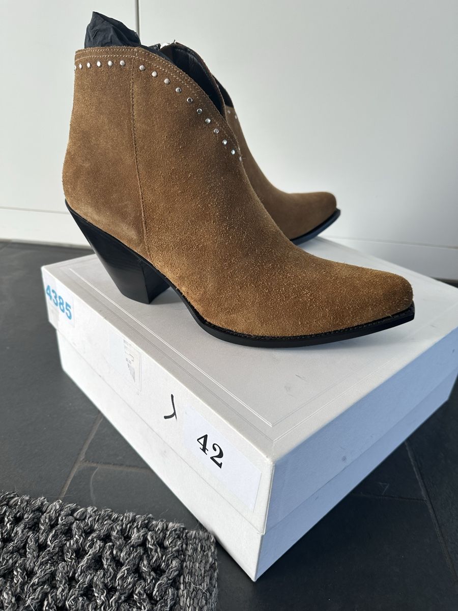 Celine Scarpe da uomo: New Celine suede boots - size 42 – Nuovo e nell'imballaggio originale da Langnau am Albis venduto da bar_ml6k