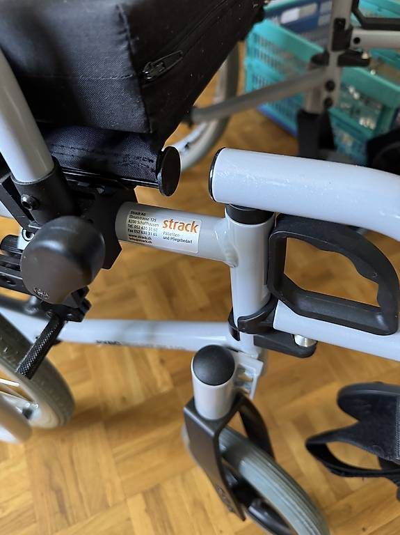 Chaises roulantes: Rollstuhl mit Sitzkissen  – D'occasion à Marthalen par 8450andelfingen 3
