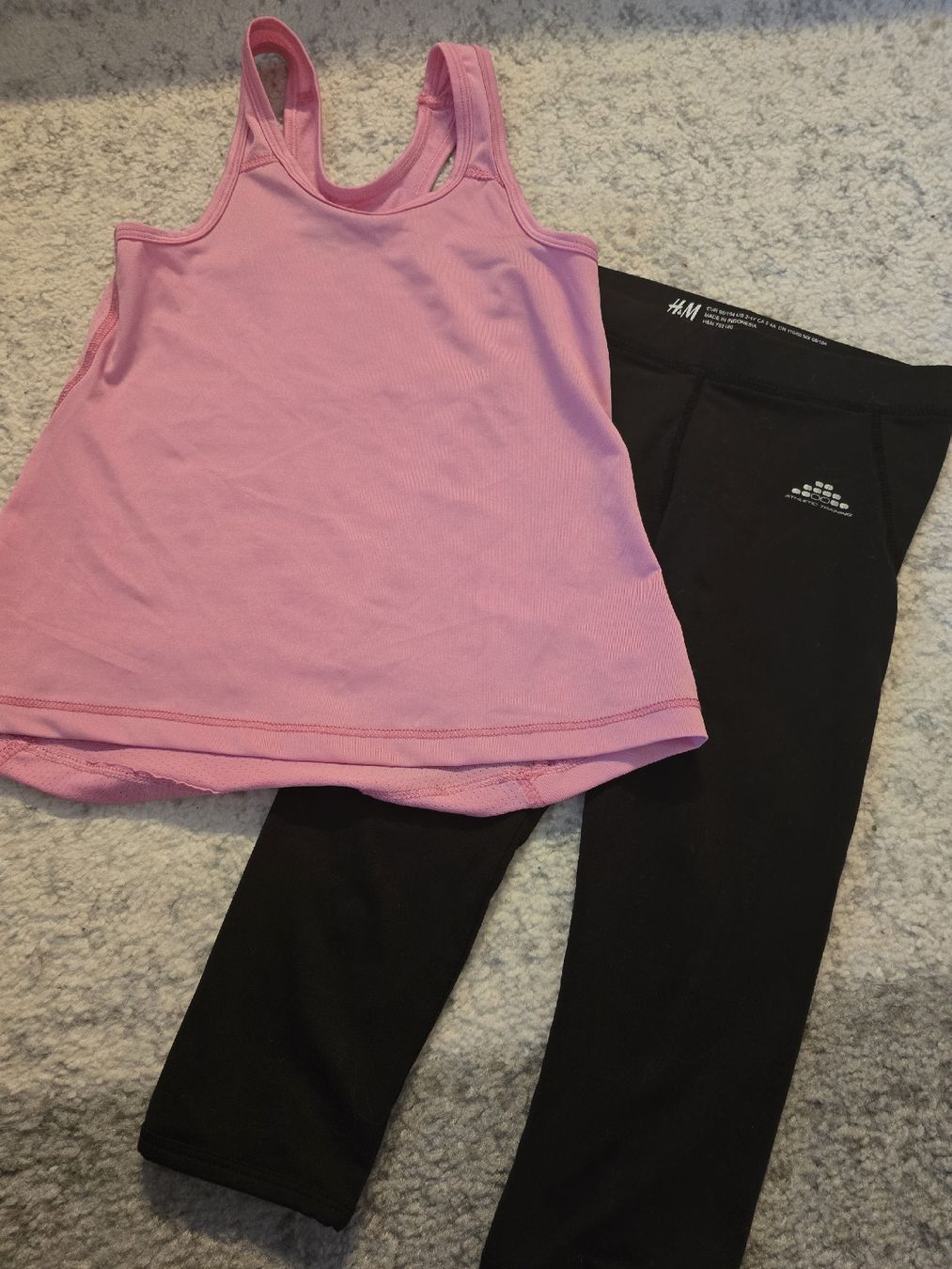 Lotti & Set di vestiti: Mädchen Sport Set, Gr. 98/104 – Usato da Unterentfelden venduto da Panda-87
