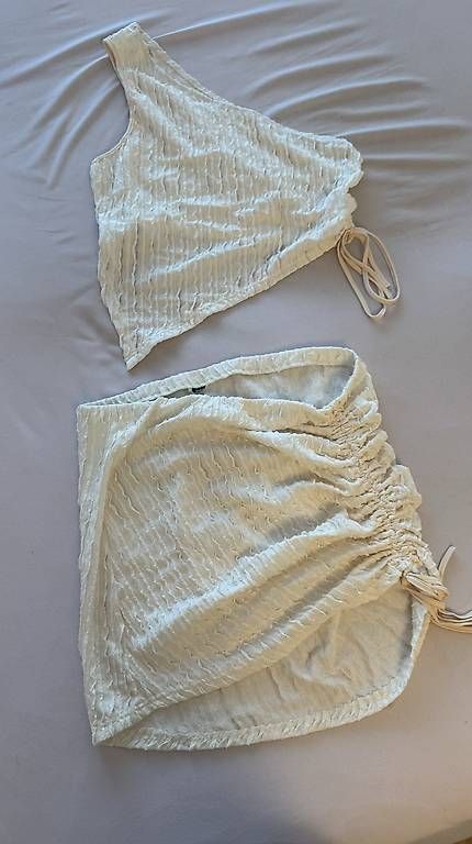 Robes: 2 Teiliger Schönheit – D'occasion à Adliswil par tes_kjb9