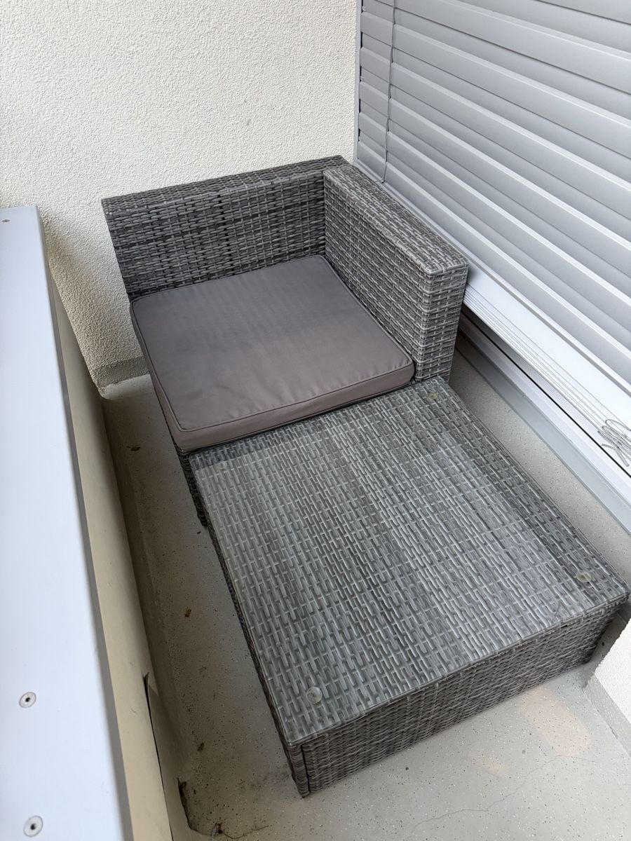 Sofas: Ecksofa aus grauem Polyrattan mit Beistelltisch – Gebraucht aus Zürich von ern_5jv6 2