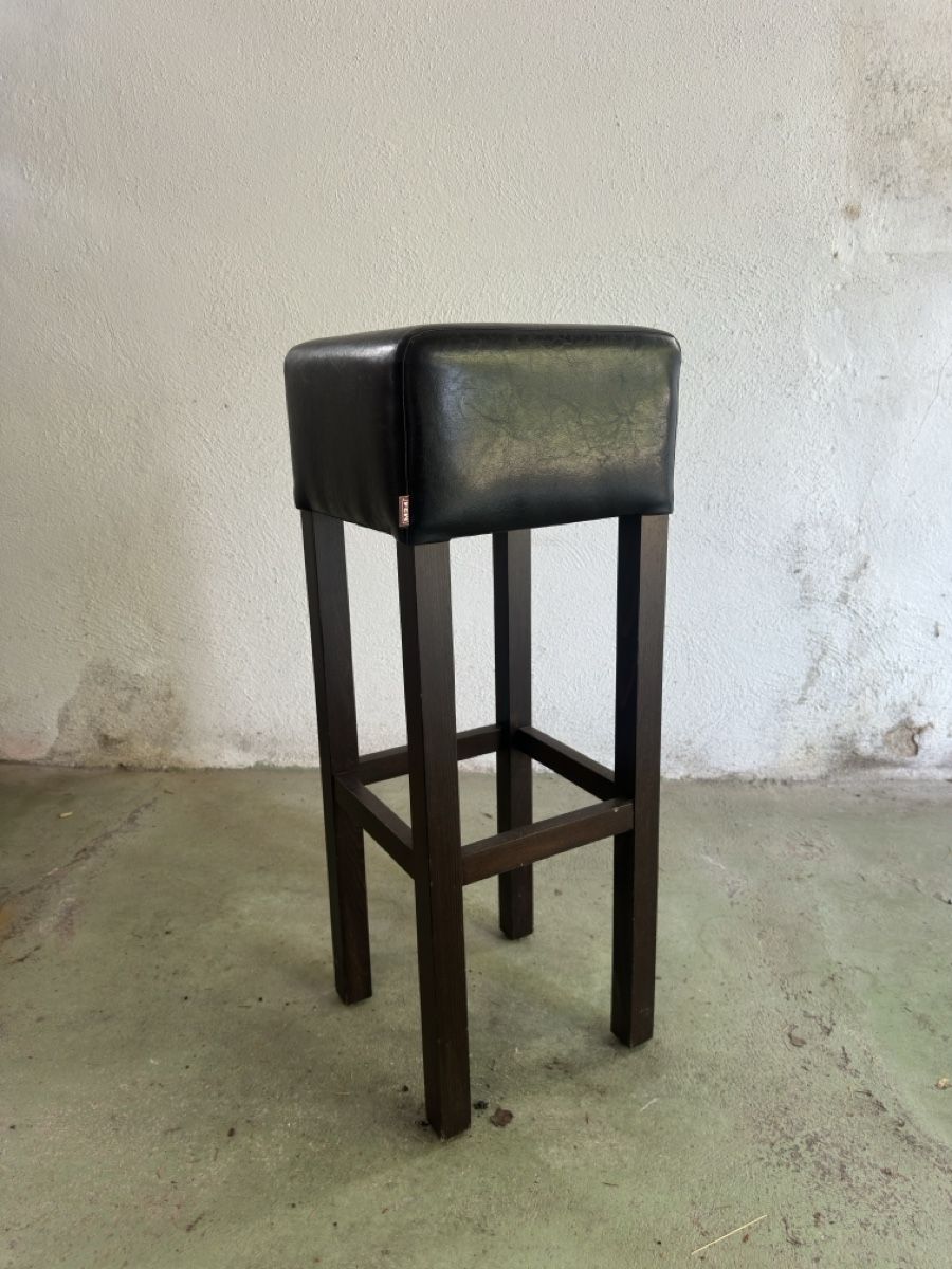 Sgabelli: Barhocker aus Holz mit gepolsterter Sitzfläche – Usato da Au ZH venduto da Sampassion 1
