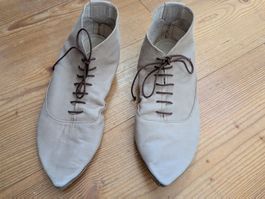 Weiche Lederschuhe, handgenäht nach historischem Vorbild