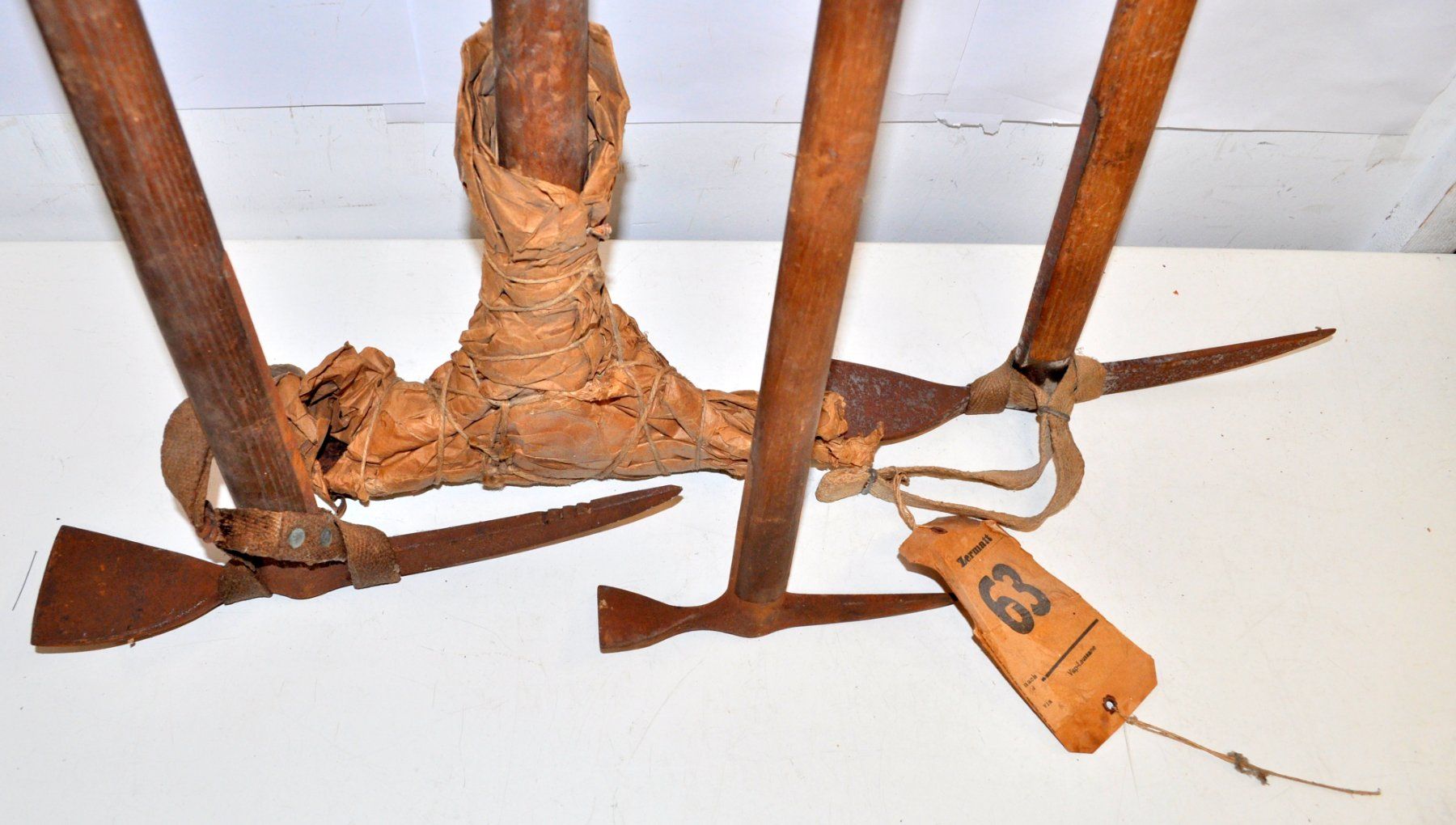 Matériel de grimpe: Lot de 4 anciens piolets – D'occasion à Neuchâtel par Neuchatel 2