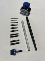 Federhalter mit verschiedenen Federn und Tinte 